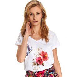 T-shirt z dekoltem w serek z tropikalnym nadrukiem. Białe t-shirty damskie Top Secret, z nadrukiem, z tkaniny, klasyczne, z dekoltem w serek. W wyprzedaży za 34,99 zł.