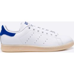 Adidas Originals - Buty Stan Smith. Białe halówki męskie marki adidas Originals, ze skóry, na sznurówki. W wyprzedaży za 199,90 zł.