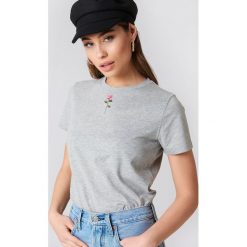 NA-KD T-shirt z haftowaną różą - Grey. Szare t-shirty damskie marki NA-KD, z haftami, z bawełny, z klasycznym kołnierzykiem. Za 40,95 zł.