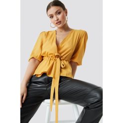 NA-KD Boho Puff Sleeve Wrap Front Top - Yellow. Żółte topy damskie marki NA-KD Boho, w paski, z puchu, bez kołnierzyka. Za 100,95 zł.