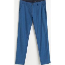 Spodnie chino slim -. Spodnie męskie Reserved, bez wzorów. Za 149,99 zł.