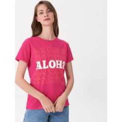 T-shirt z nadrukiem Aloha - Różowy. Różowe t-shirty damskie House, s, z nadrukiem, bez kołnierzyka. W wyprzedaży za 19,99 zł.