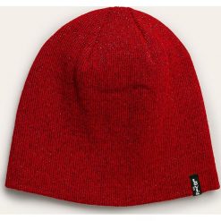 Levi's - Czapka. Czerwone czapki damskie Levi's®, bez wzorów, z dzianiny. W wyprzedaży za 59,90 zł.