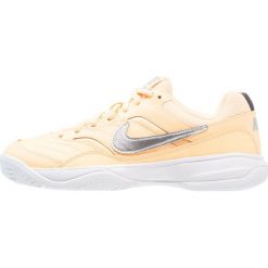 Nike Performance COURT LITE Obuwie multicourt tangerine tint/metallic silver. Pomarańczowe buty sportowe damskie marki Nike Performance, z gumy, na golfa. Za 229,00 zł.