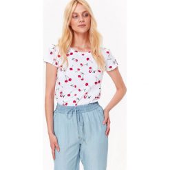 T-SHIRT KRÓTKI RĘKAW DAMSKI Z NADRUKIEM W WISIENKI. Białe t-shirty damskie marki Top Secret, z nadrukiem, z bawełny, bez kołnierzyka. W wyprzedaży za 29,99 zł.