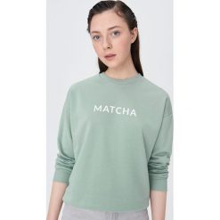 Jednokolorowa bluza z napisem - Turkusowy. Niebieskie bluzy damskie Sinsay, s, z napisami, bez rękawów, bez kaptura. W wyprzedaży za 19,99 zł.