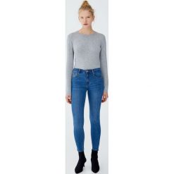 Jeansy push up. Niebieskie jeansy damskie marki Pull&Bear, z jeansu. Za 79,90 zł.