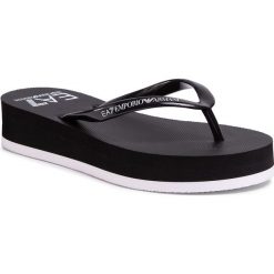 Japonki EA7 EMPORIO ARMANI - XFQ008 XK085 A120 Black/White. Czarne klapki damskie EA7 Emporio Armani, bez wzorów, z tworzywa sztucznego, bez obcasa. W wyprzedaży za 269,00 zł.