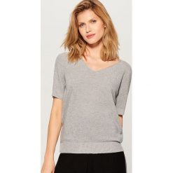 Brokatowy sweter z krótkimi rękawami - Szary. Szare swetry damskie Mohito, s, bez wzorów, z krótkim rękawem, krótkie, bez kaptura. Za 69,99 zł.