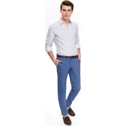 Spodnie typu chino dopasowane z paskiem. Niebieskie spodnie męskie Top Secret, m, bez wzorów, z tkaniny, klasyczne. W wyprzedaży za 49,99 zł.