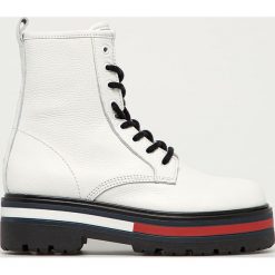 Tommy Jeans - Workery skórzane. Białe workery damskie Tommy Jeans, z jeansu, z okrągłym noskiem, bez obcasa, na obcasie, na zamek. Za 849,90 zł.
