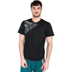 Adidas Performance FreeLift Badge of Sport Graphic Koszulka Czarny. Czarne podkoszulki męskie adidas Performance, l, z nadrukiem, z poliesteru, z krótkim rękawem. Za 128,95 zł.
