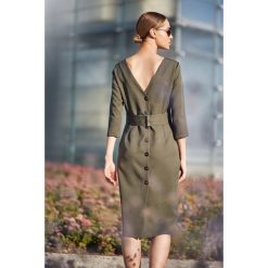 Gładka sukienka ołówkowa z guzikami z tyłu - khaki. Brązowe sukienki damskie Style, s, w paski, z elastanu, bez kołnierzyka, bez rękawów, mini, ołówkowe. Za 179,00 zł.