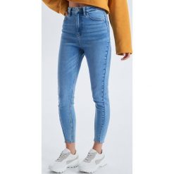 Jeansy High Waist z surowym wykończeniem - Niebieski. Niebieskie jeansy damskie Cropp, bez wzorów, z jeansu, z podwyższonym stanem. Za 119,99 zł.