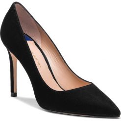 Szpilki STUART WEITZMAN - Leigh 95 YL53462 Black Suede. Czarne półbuty damskie marki Stuart Weitzman, bez wzorów, ze skóry, klasyczne, ze szpiczastym noskiem, bez obcasa, na obcasie, bez zapięcia. Za 1709,00 zł.
