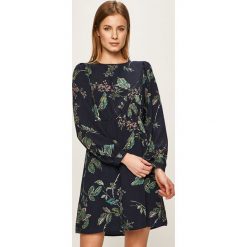 Vero Moda - Sukienka. Zielone sukienki damskie Vero Moda, na co dzień, s, w kwiaty, z poliesteru, casualowe, z okrągłym kołnierzem, z długim rękawem, długie, mini, proste. W wyprzedaży za 119,90 zł.