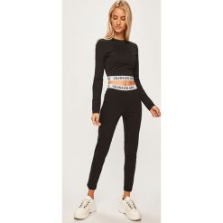Calvin Klein Jeans - Longsleeve. Czarne bluzki damskie Calvin Klein Jeans, s, bez wzorów, z elastanu, z okrągłym kołnierzem. W wyprzedaży za 219,90 zł.