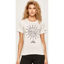 Red Valentino - T-shirt. Białe bluzki damskie Red Valentino, s, z nadrukiem, z bawełny, z okrągłym kołnierzem. Za 649,90 zł.
