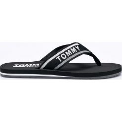 Tommy Jeans - Japonki. Czarne japonki męskie marki Tommy Jeans, z jeansu. W wyprzedaży za 99,90 zł.