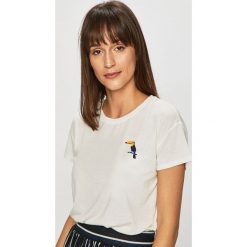 Jacqueline de Yong - Top. Białe bluzki damskie Jacqueline de Yong, s, z nadrukiem, z poliesteru, z okrągłym kołnierzem. W wyprzedaży za 49,90 zł.