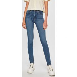 Levi's - Jeansy 721. Czerwone jeansy damskie Levi's®, s, z podwyższonym stanem. W wyprzedaży za 379,90 zł.