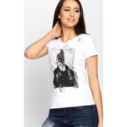 Biały T-shirt Agrapha. Białe t-shirty damskie Born2be, l, z aplikacjami, z okrągłym kołnierzem. Za 49,99 zł.