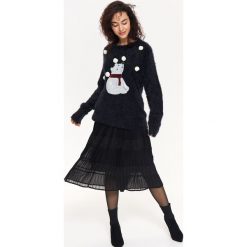 Świąteczny sweter damski z aplikacjami. Czarne swetry damskie Top Secret, na zimę, z aplikacjami, z dzianiny, eleganckie, bez rękawów, bez kaptura. W wyprzedaży za 69,99 zł.
