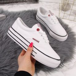 Trampki niskie na grubej podeszwie białe Cross Jeans FF2R4001C. Białe trampki i tenisówki damskie Cross Jeans, bez wzorów, z jeansu, bez zapięcia. Za 109,99 zł.