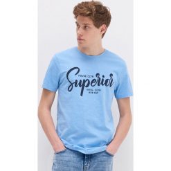 T-shirt z nadrukiem - Niebieski. Niebieskie t-shirty męskie House, s, z nadrukiem, bez kołnierzyka. W wyprzedaży za 19,99 zł.