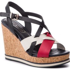 Sandały TOMMY HILFIGER - Interwoven Pattern Wedge Sandal FW0FW04105 Rwb 020. Niebieskie klapki damskie TOMMY HILFIGER, bez wzorów, ze skóry ekologicznej, bez obcasa, na obcasie. W wyprzedaży za 229,00 zł.