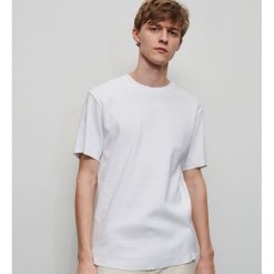 T-shirt ze strukturalnej dzianiny - Biały. Białe t-shirty męskie Reserved, s, bez wzorów, z dzianiny, bez kołnierzyka. W wyprzedaży za 19,99 zł.