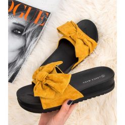 Klapki damskie Laura Mode SYT-04 Żółte. Żółte klapki damskie LAURA MODE, bez wzorów, z tworzywa sztucznego, bez obcasa. Za 59,00 zł.