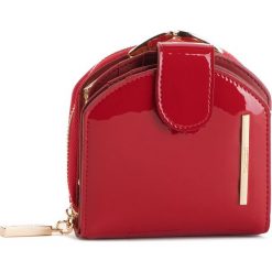 Mały Portfel Damski MONNARI - PUR0751-005 Red Lacquer. Czerwone portfele damskie Monnari, z lakierowanej skóry. W wyprzedaży za 139,00 zł.